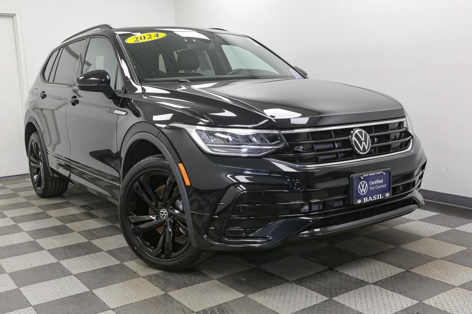 Certified 2024 Volkswagen Tiguan SE R-Line AWD/4WD image 3