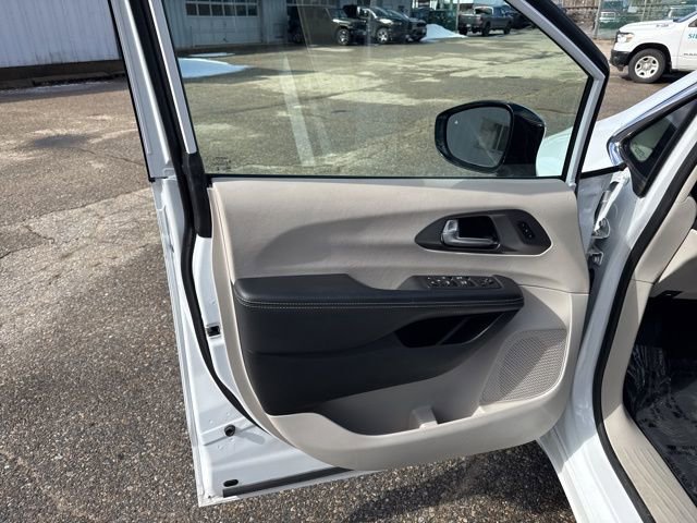Used 2024 Chrysler Pacifica Touring-L image 18