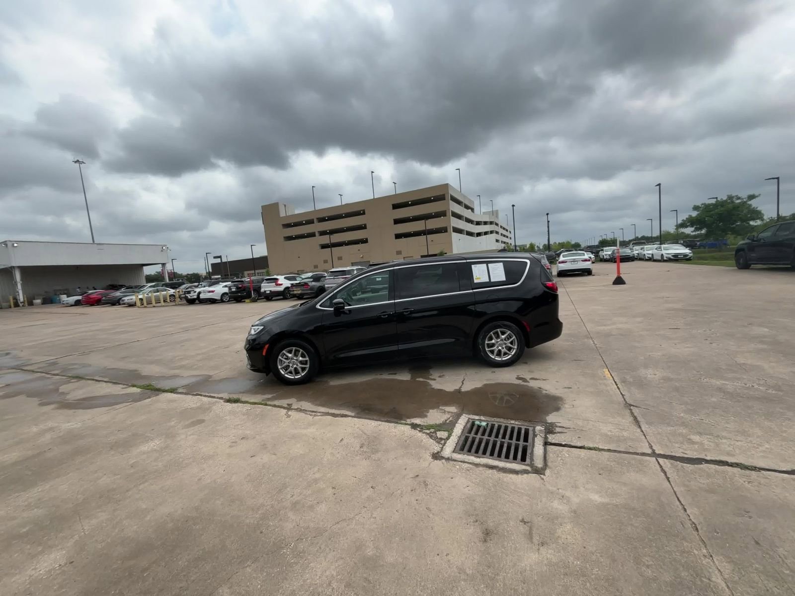 Used 2024 Chrysler Pacifica Touring-L image 16