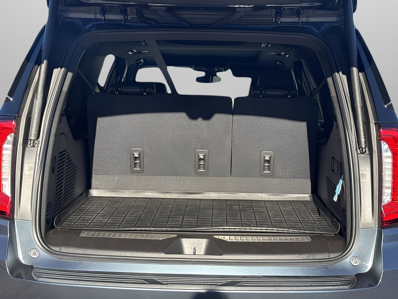 Used 2021 GMC Yukon XL AT4 w/ Technology Package image 8