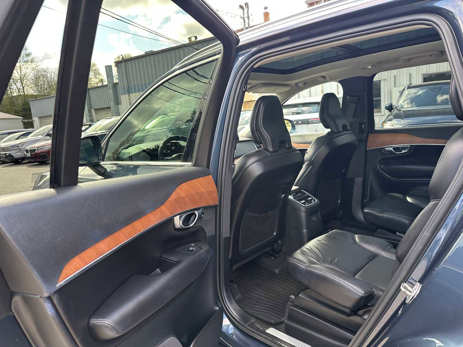 Certified 2023 Volvo XC90 T8 Plus AWD/4WD image 16