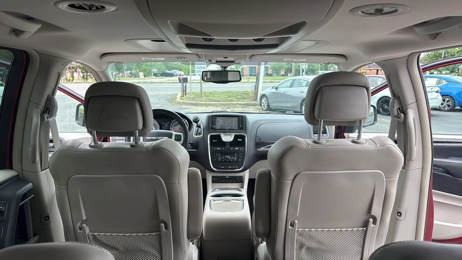 Used 2014 Chrysler Town & Country Limited w/ Luxury Group FWD image 11