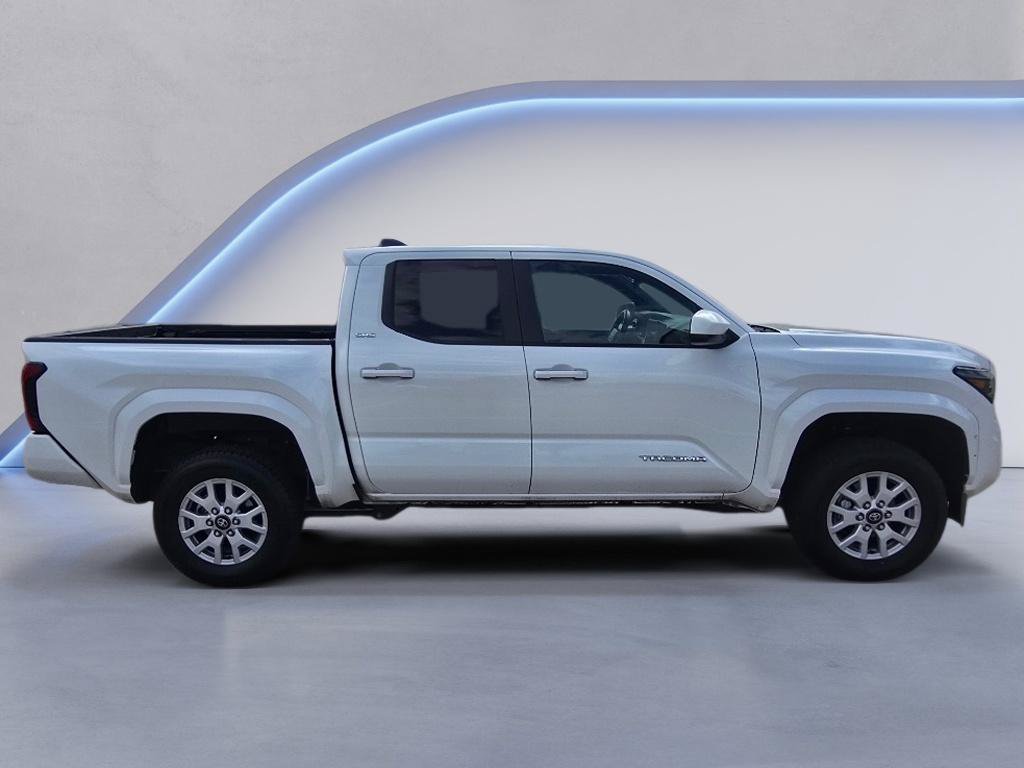 Used 2025 Toyota Tacoma SR5 AWD/4WD image 7