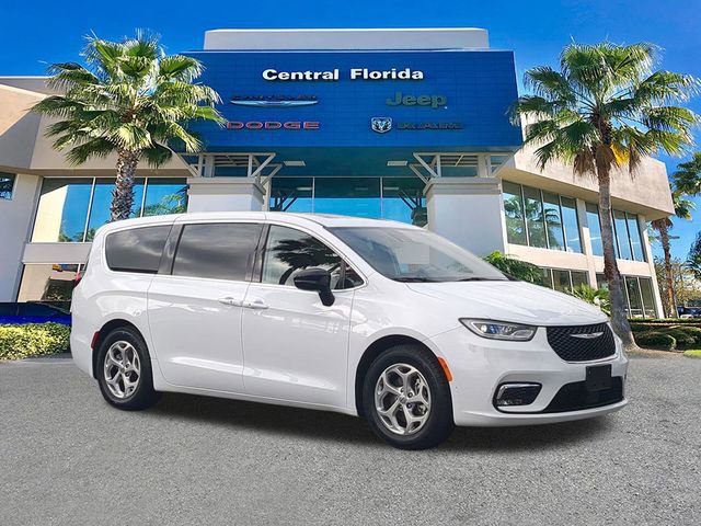 Used 2024 Chrysler Pacifica Limited image 2