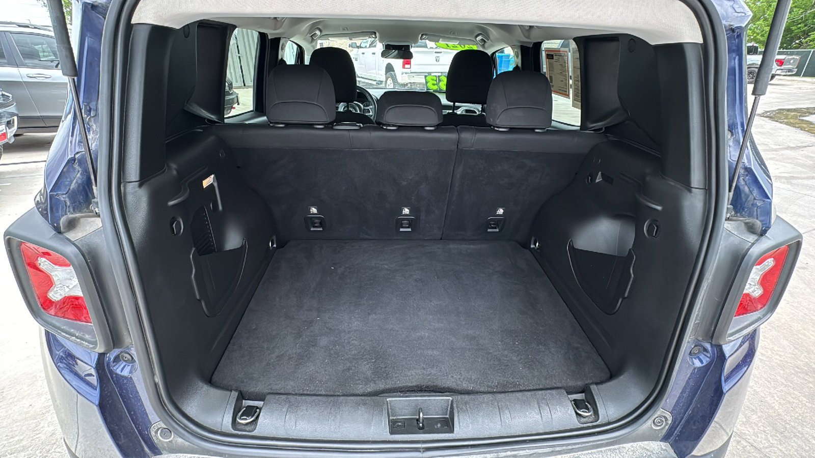 Used 2021 Jeep Renegade Latitude FWD image 24