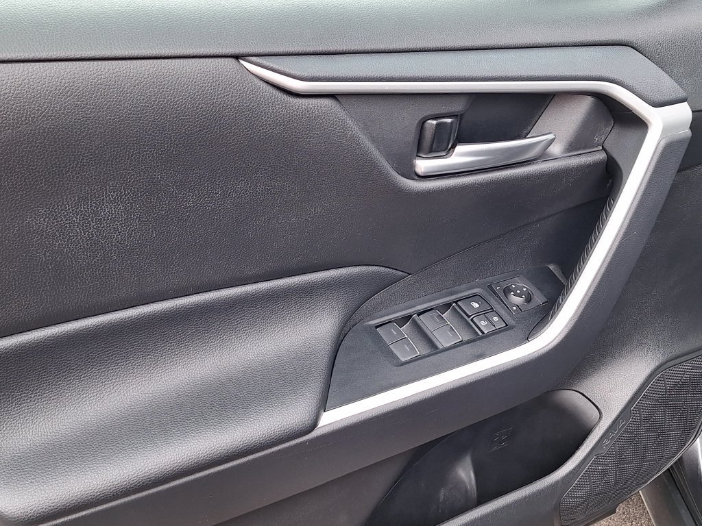 Used 2025 Toyota RAV4 XLE FWD image 9