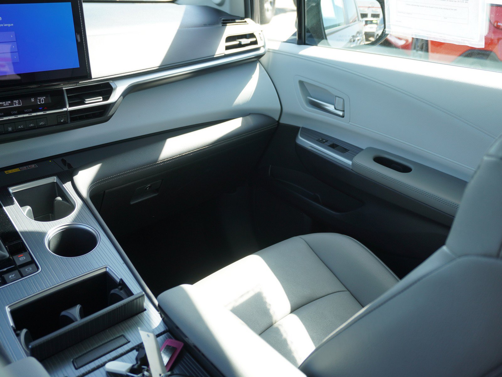 Used 2025 Toyota Sienna XLE w/ XLE Plus Package FWD image 17