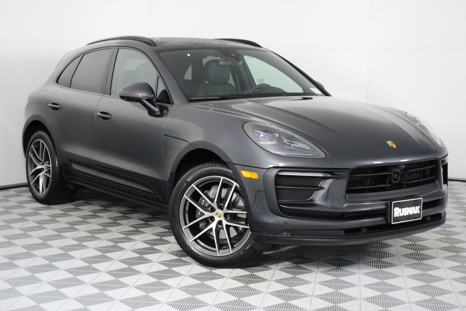Certified 2025 Porsche Macan image 9