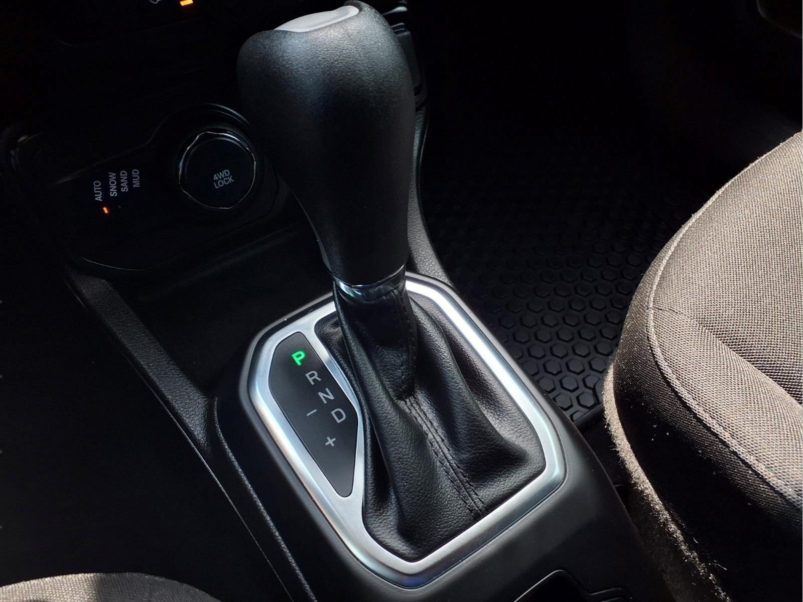 Used 2023 Jeep Renegade Latitude AWD/4WD image 19