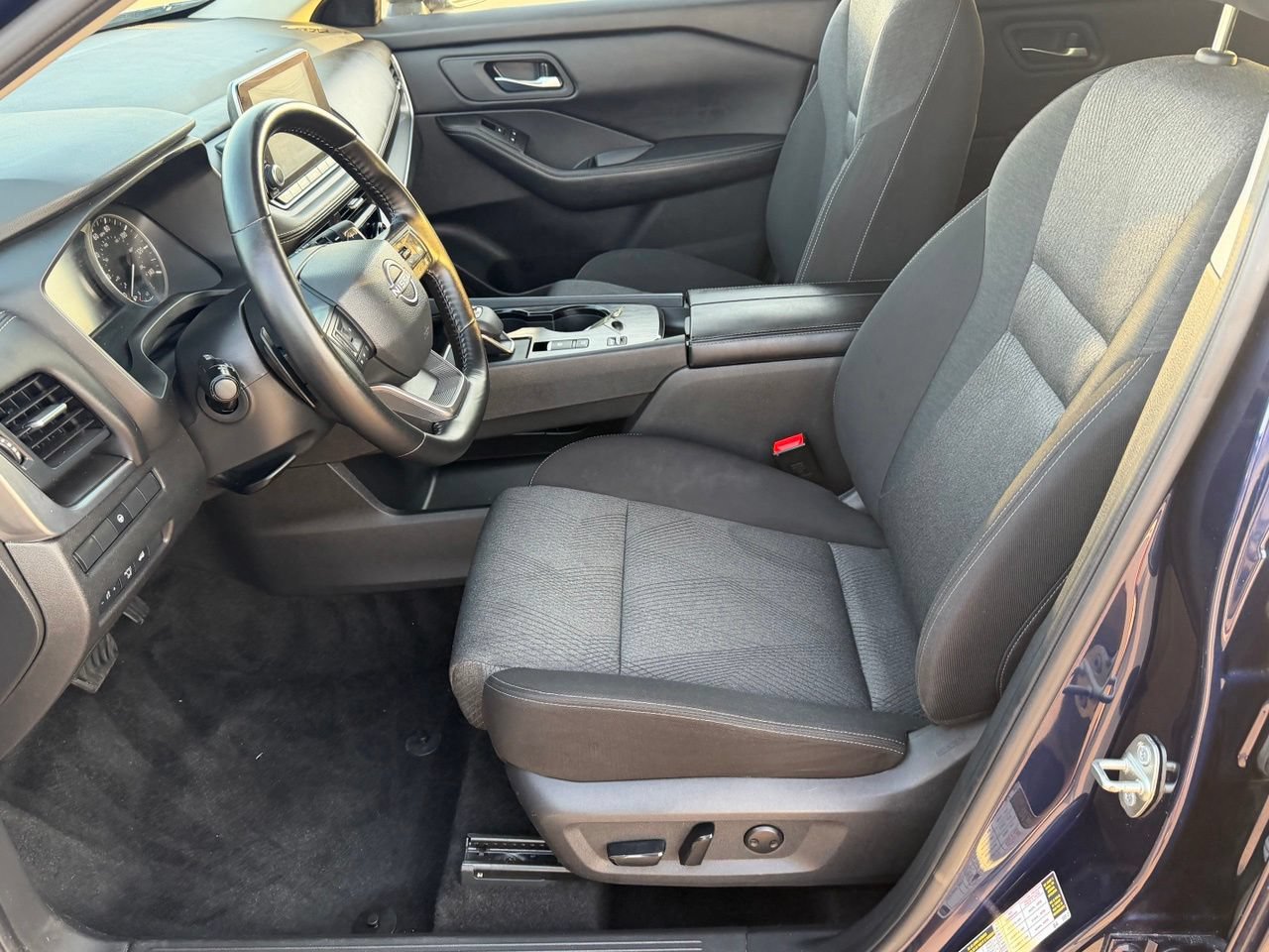 Certified 2025 Nissan Rogue SV FWD image 28