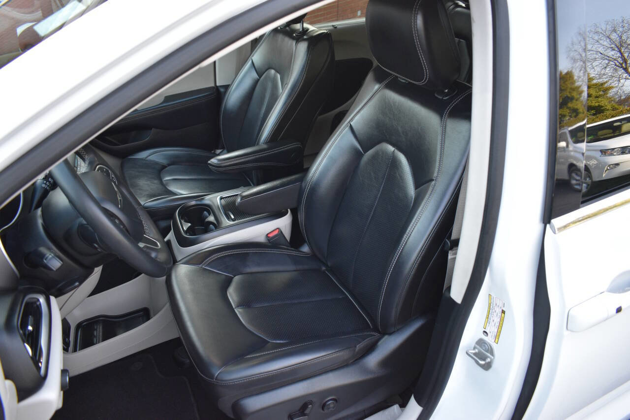 Used 2023 Chrysler Pacifica Touring-L image 19