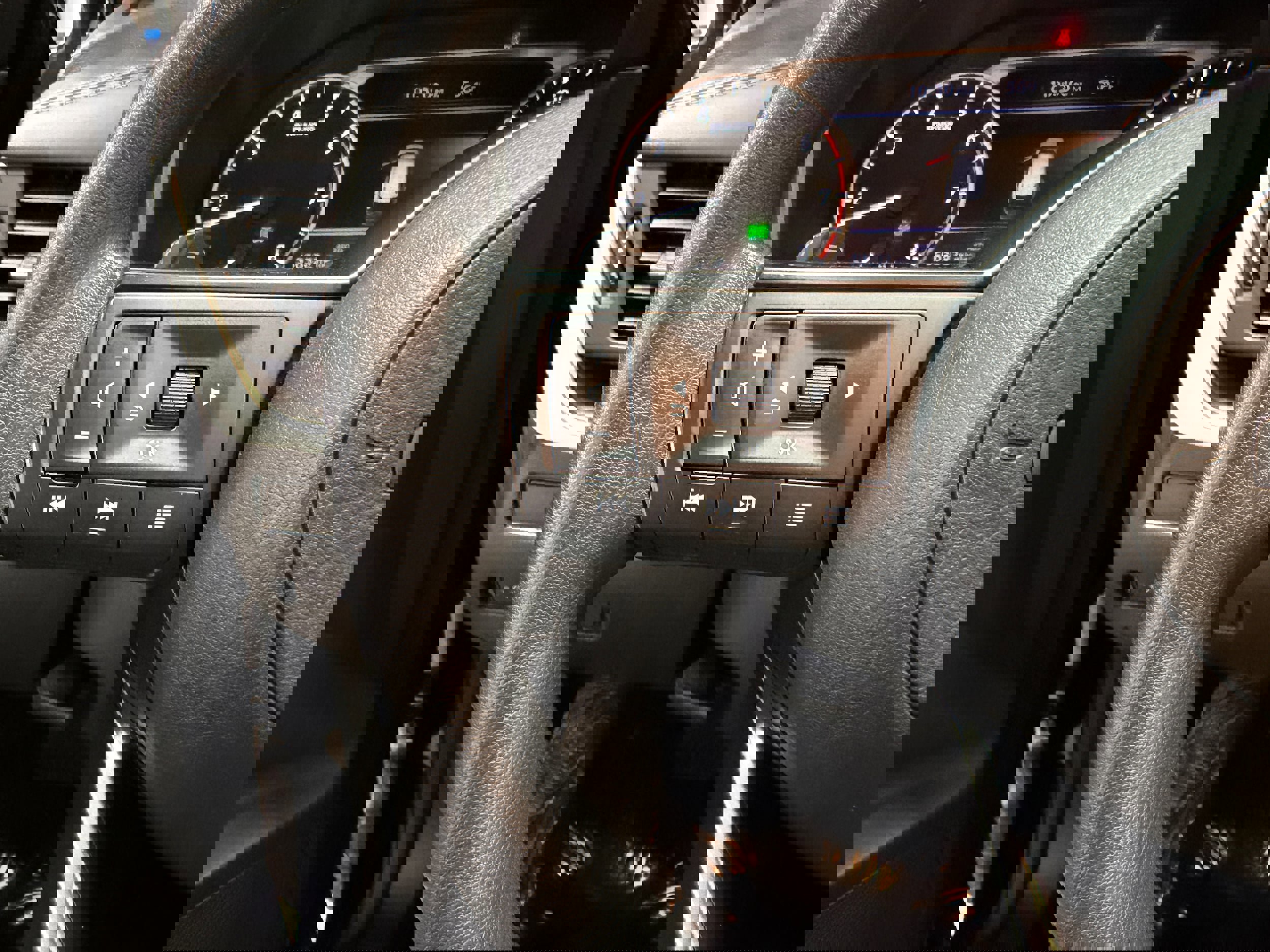 Used 2024 Nissan Rogue S image 15