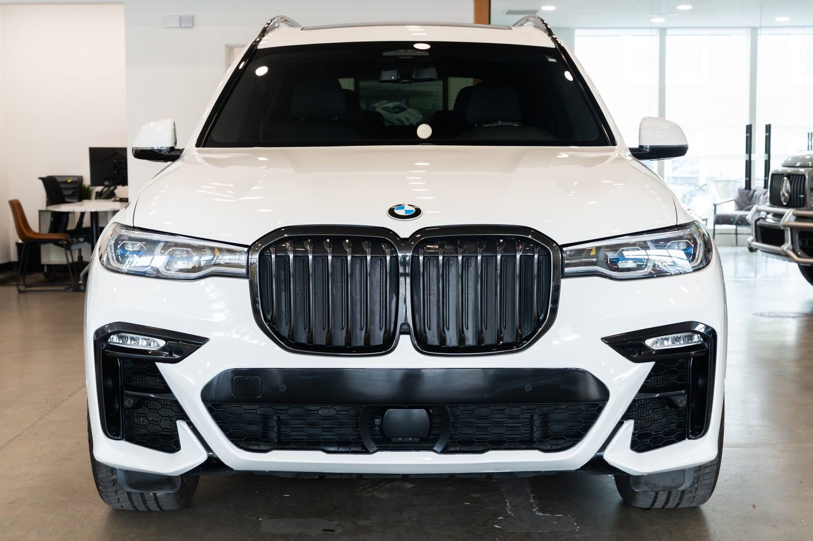 Used 2022 BMW X7 M50i image 2