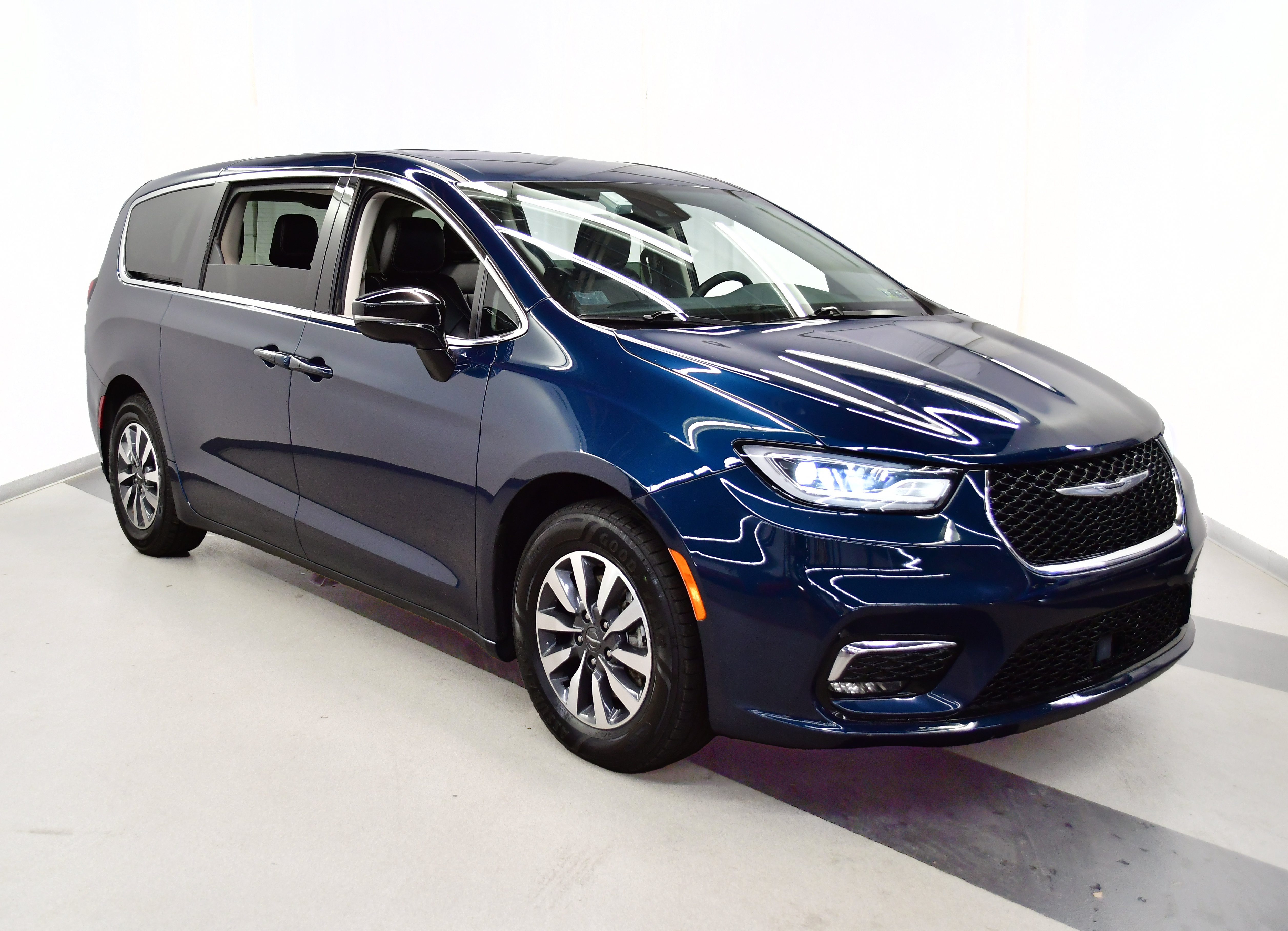 Used 2024 Chrysler Pacifica Limited FWD image 2