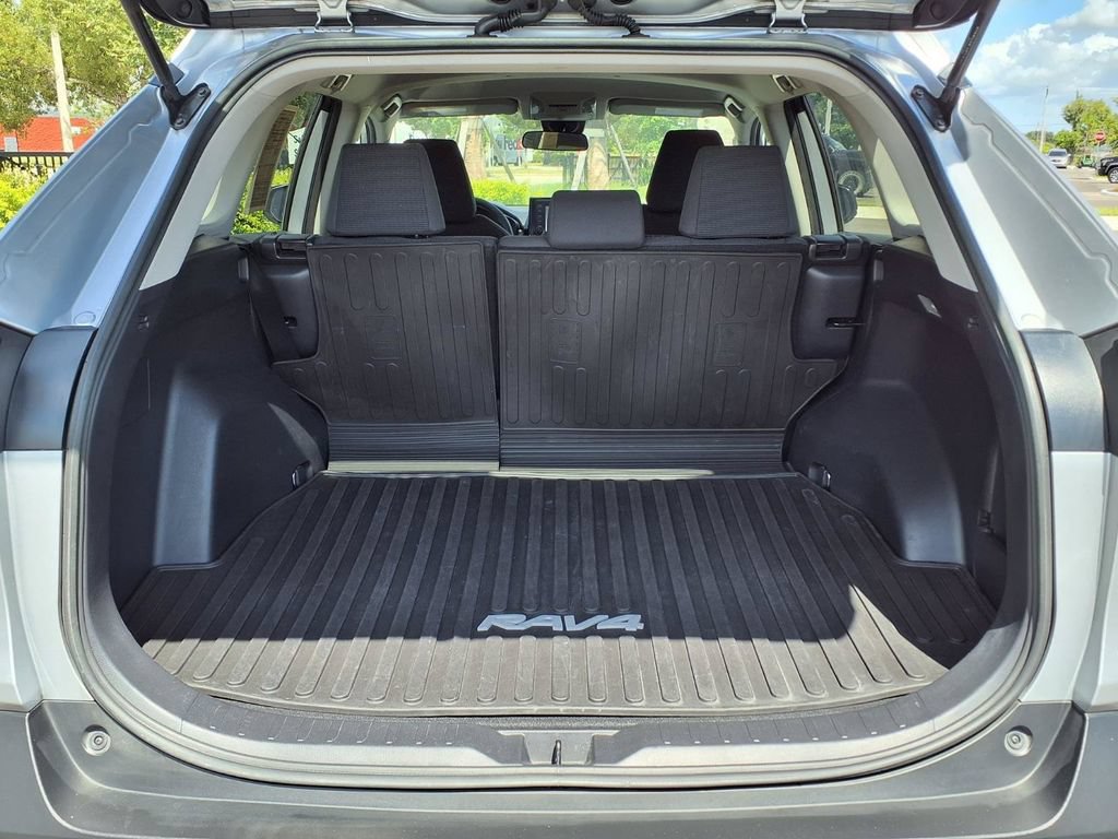 Used 2019 Toyota RAV4 LE FWD image 18