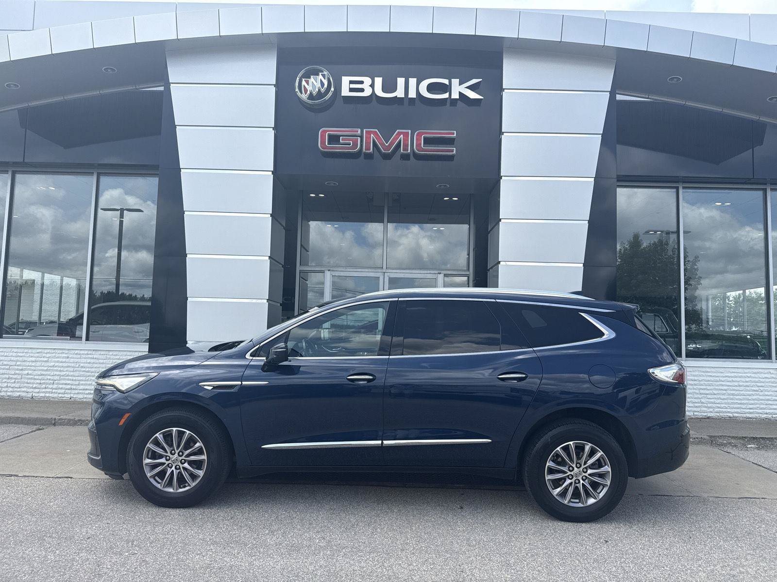 Used 2023 Buick Enclave Essence AWD/4WD image 10