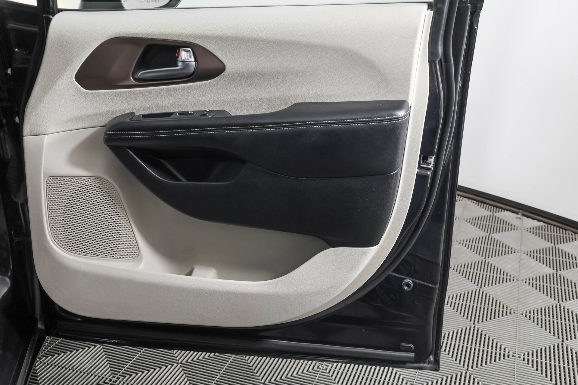 Used 2022 Chrysler Voyager LX image 45