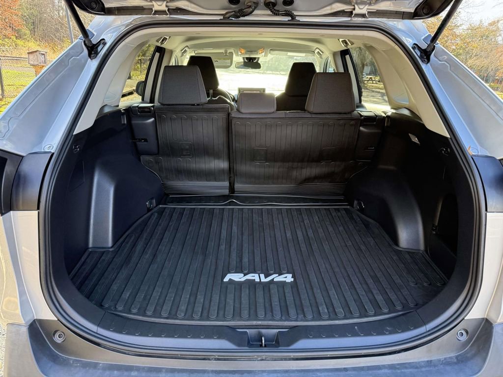 Used 2021 Toyota RAV4 LE image 30