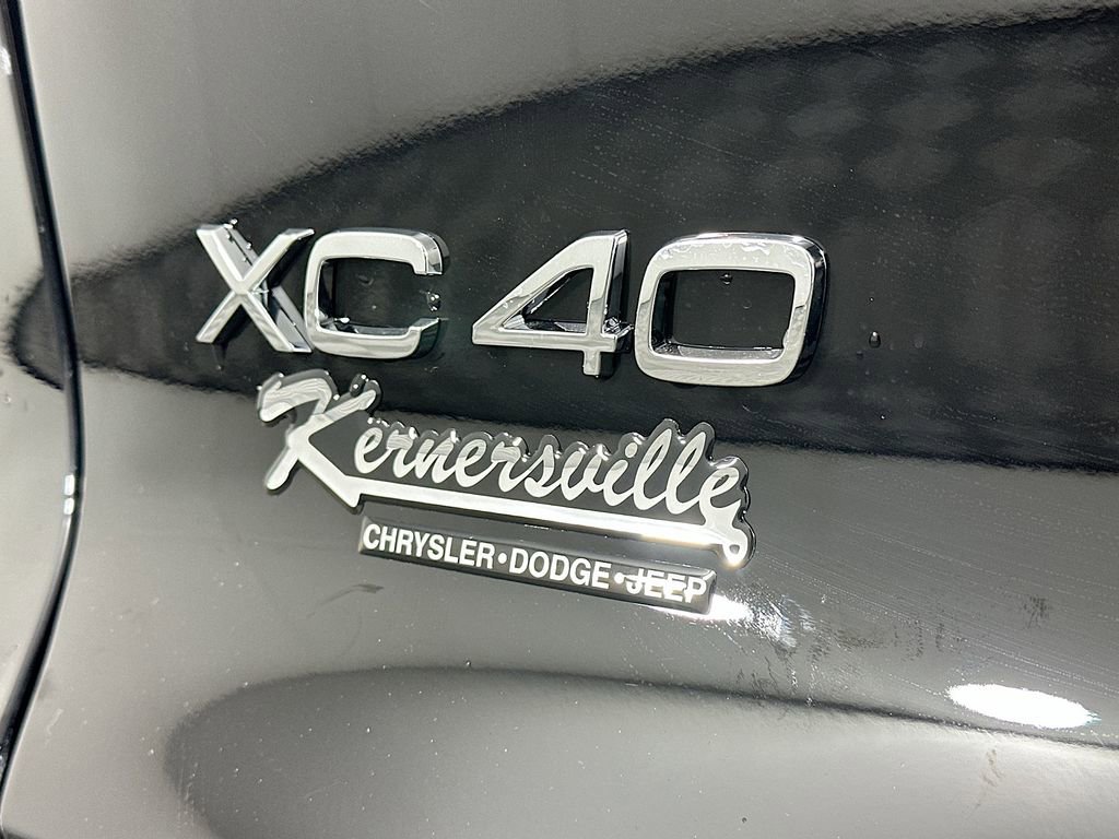 Used 2022 Volvo XC40 T4 Momentum image 38