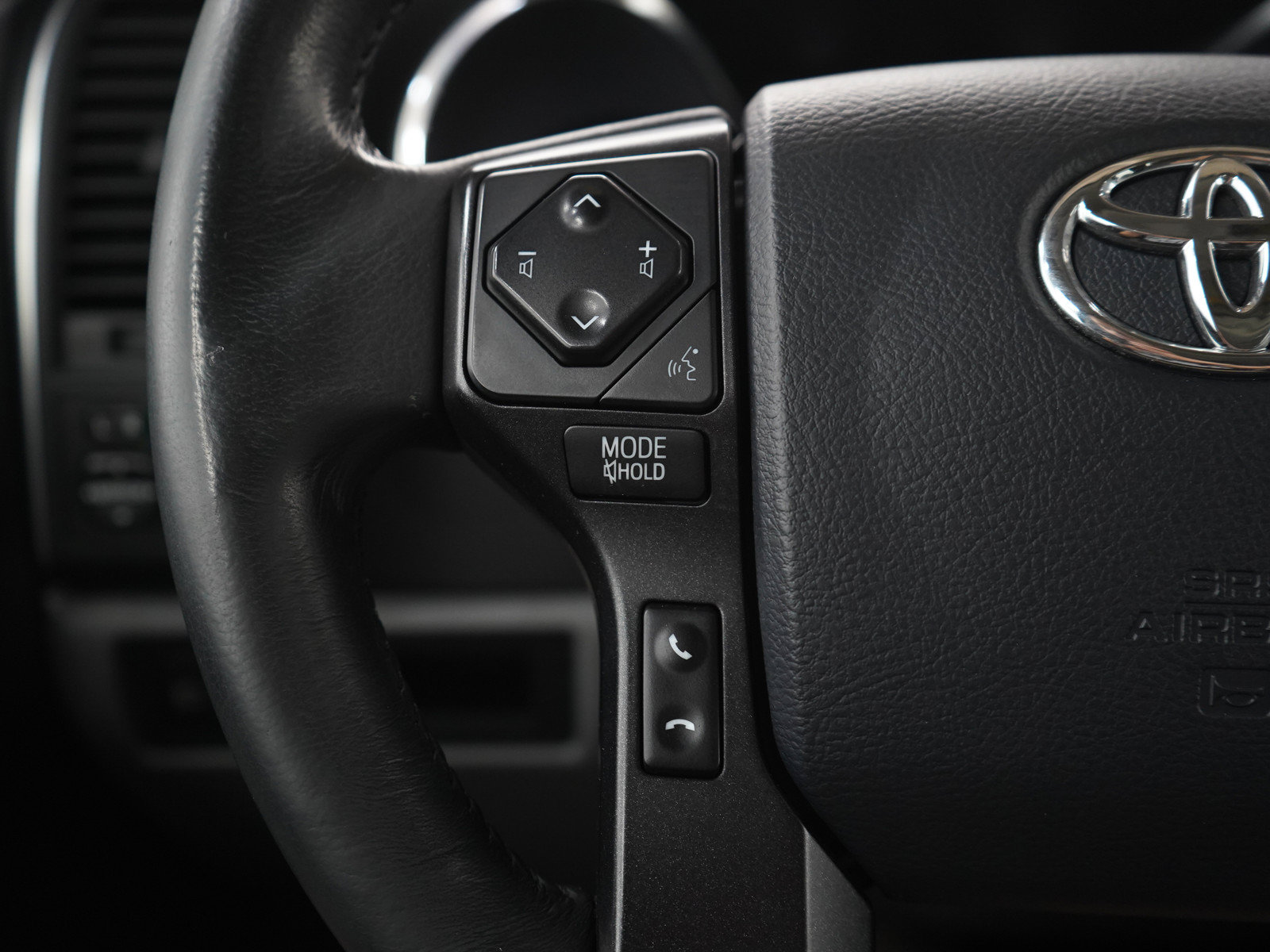 Used 2018 Toyota Sequoia SR5 AWD/4WD image 25