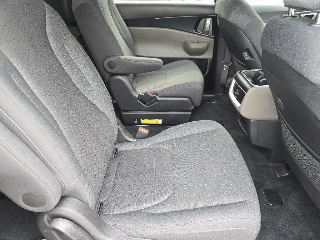 Used 2026 Kia Carnival LX FWD image 18