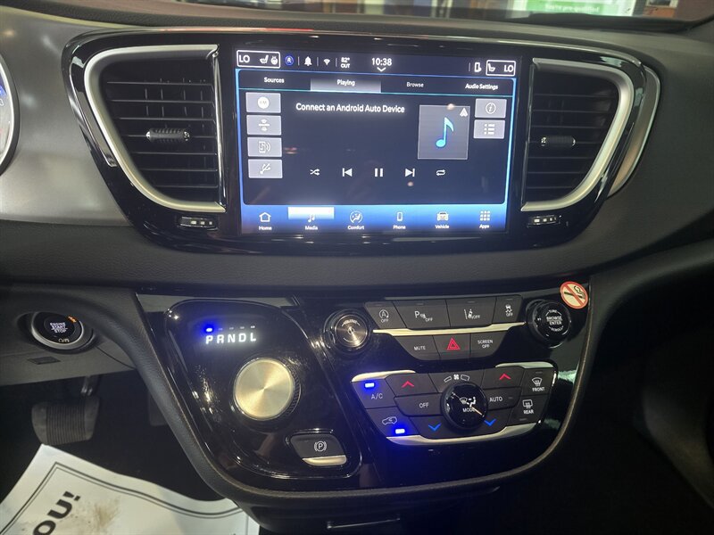 Used 2025 Chrysler Pacifica Select FWD image 26