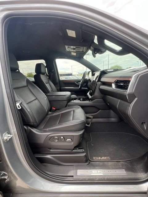 Used 2025 GMC Yukon XL Denali AWD/4WD image 34