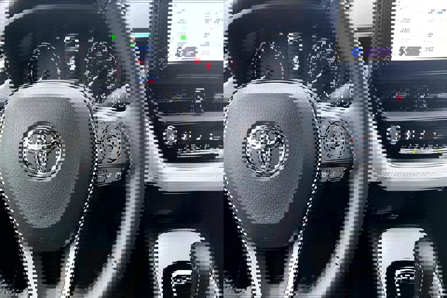 Used 2025 Toyota Corolla SE w/ Convenience Package FWD image 26