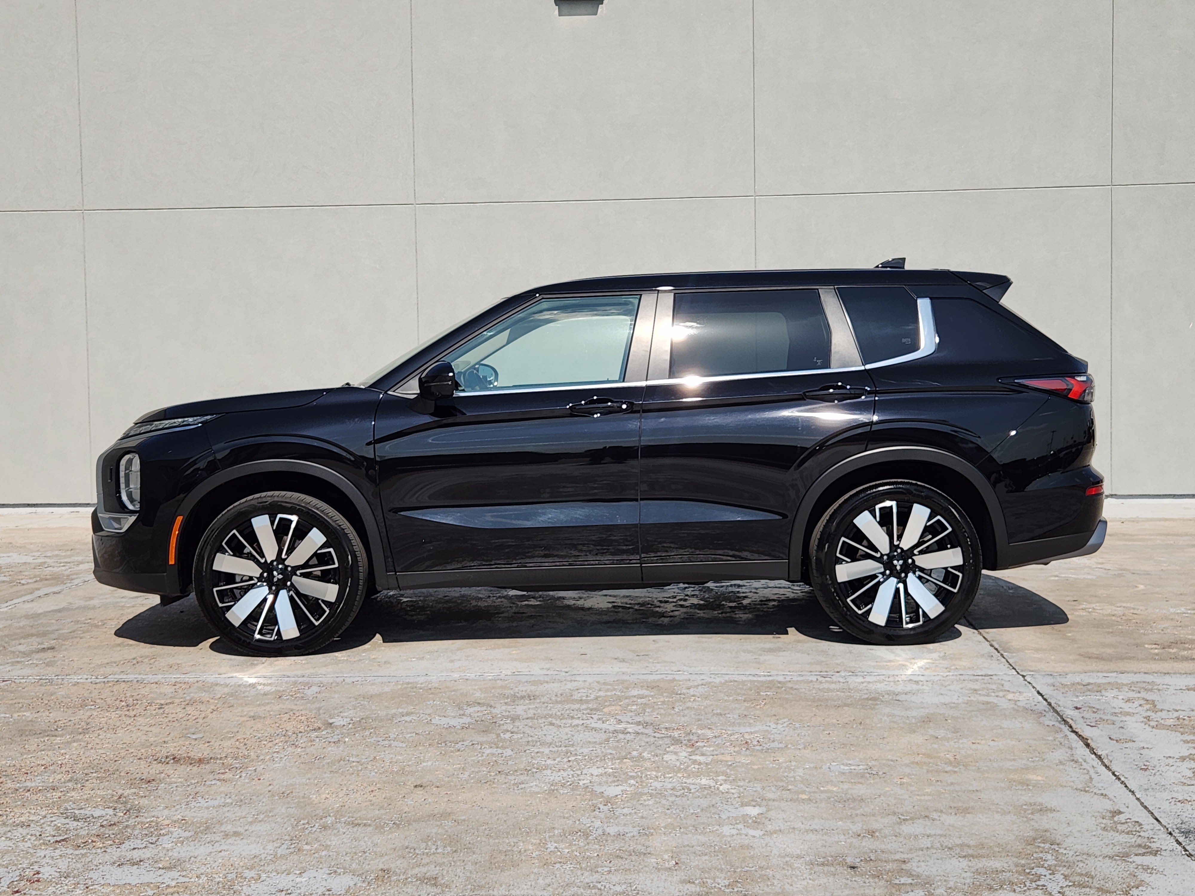 Used 2025 Mitsubishi Outlander SE AWD/4WD image 5