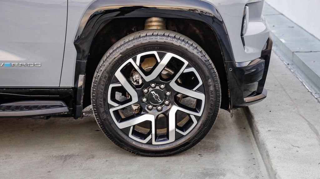 Used 2025 Chevrolet Silverado EV RST AWD/4WD image 11