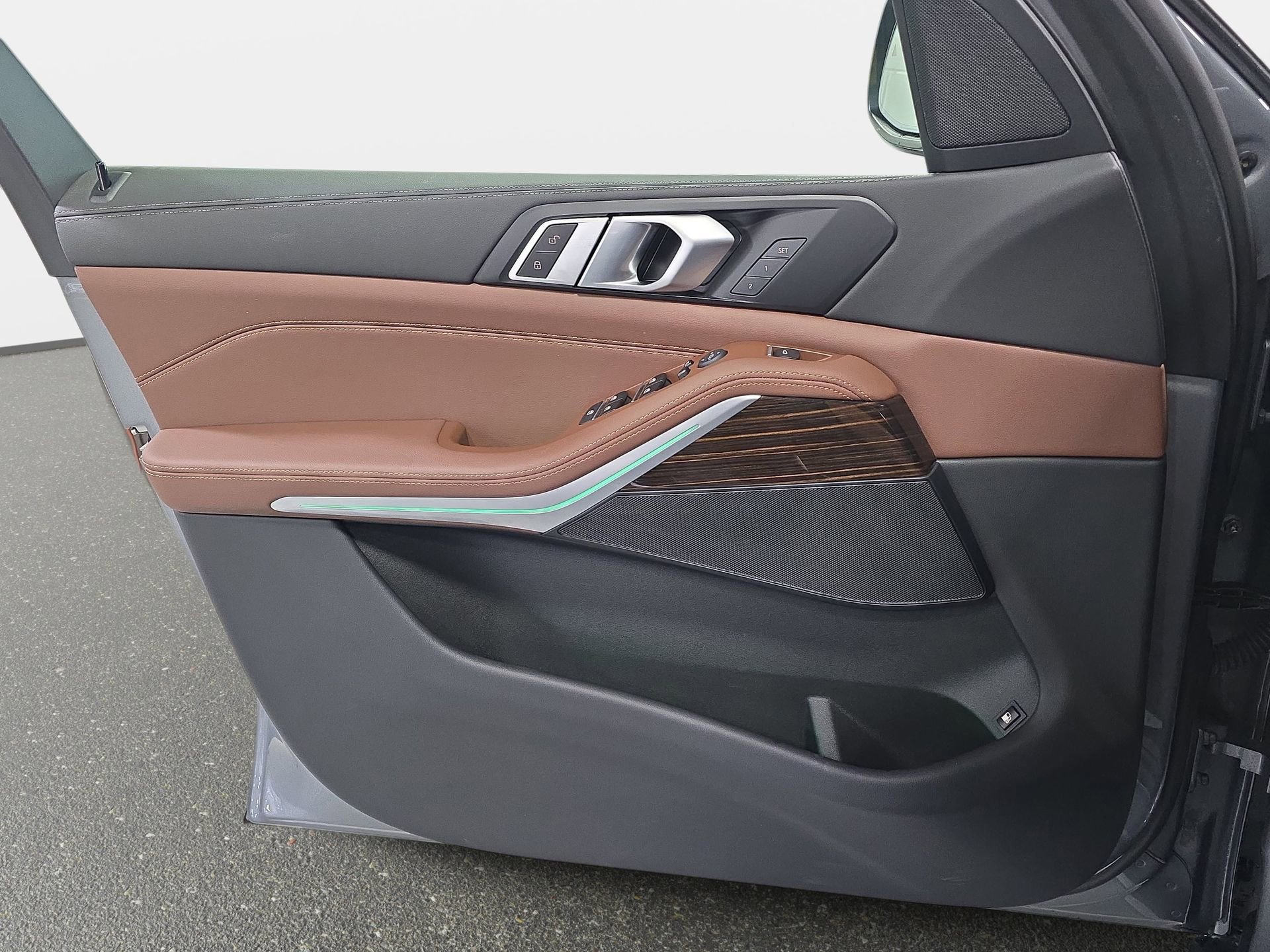 Used 2025 BMW X5 xDrive50e w/ Parking Assistance Package image 26