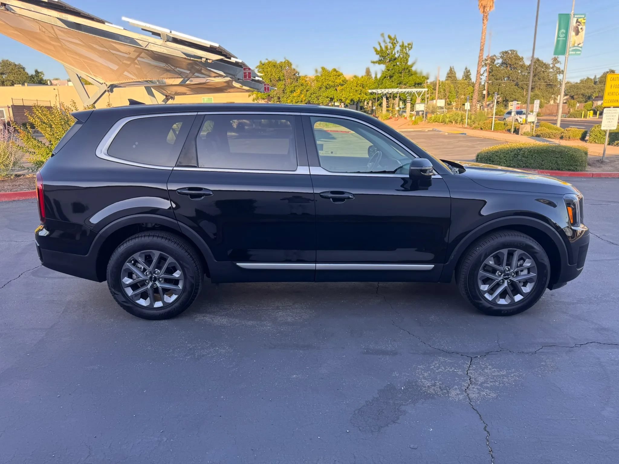 Used 2025 Kia Telluride LX FWD image 7