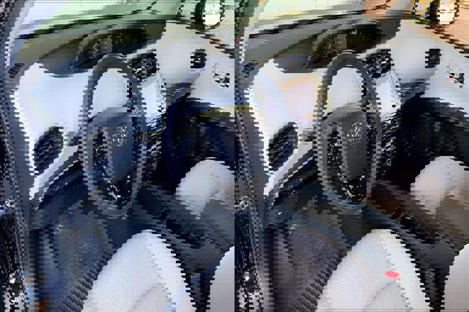 Used 2022 Toyota Prius L Eco image 18