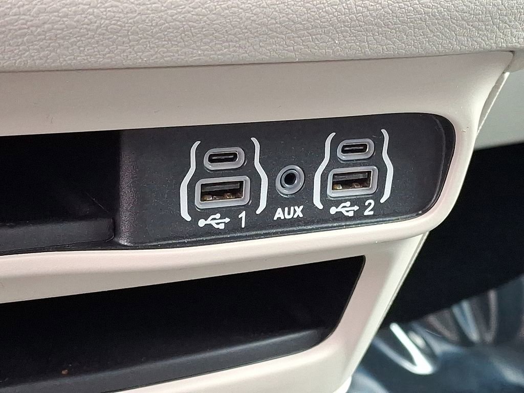 Used 2023 Chrysler Pacifica Touring-L image 27