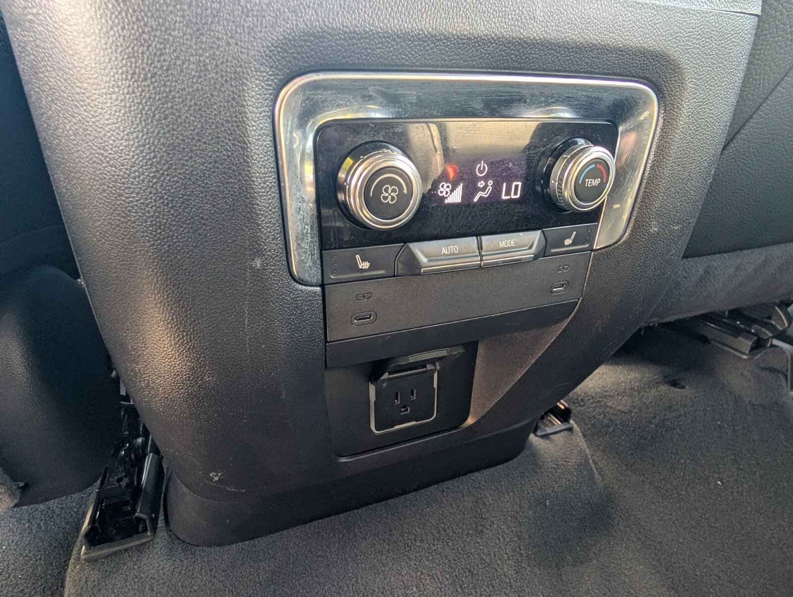 Used 2025 GMC Yukon XL Denali RWD image 15