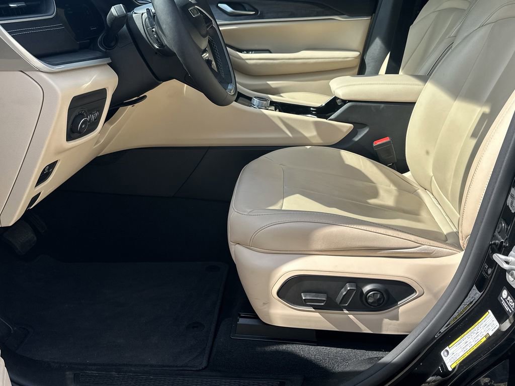 Used 2023 Jeep Grand Cherokee L Limited w/ Black Appearance Package image 9