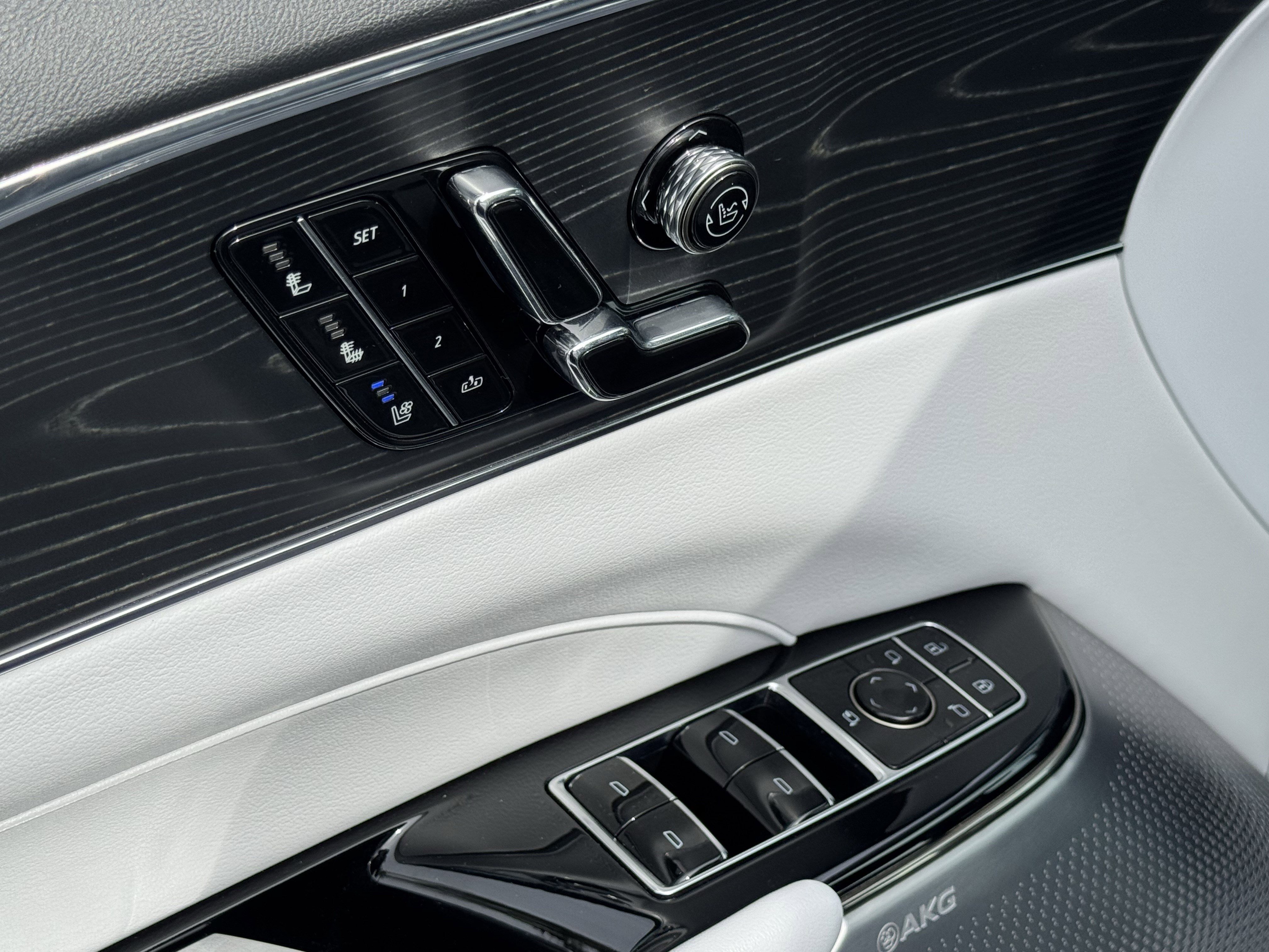 Used 2024 Cadillac Lyriq Luxury AWD/4WD image 9