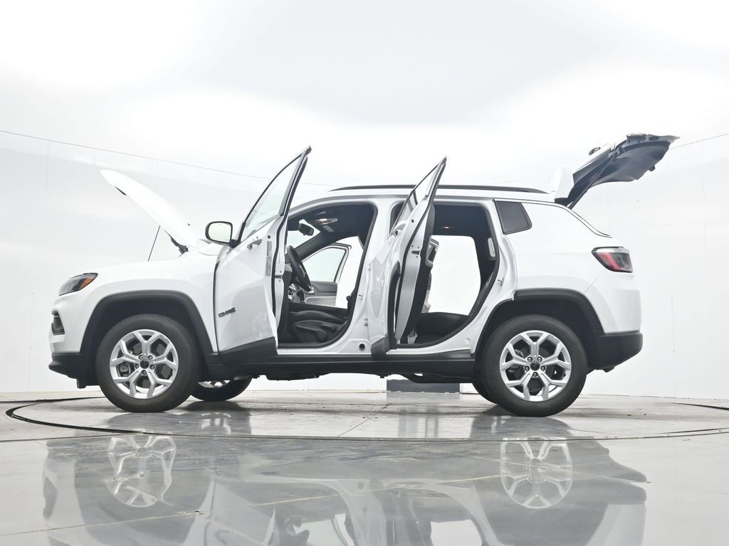 Used 2025 Jeep Compass Latitude image 44