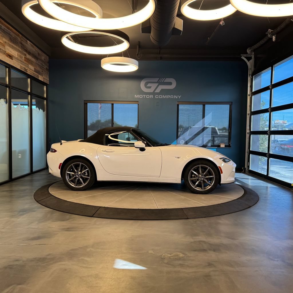 Used 2021 MAZDA MX-5 Miata Grand Touring RWD image 2