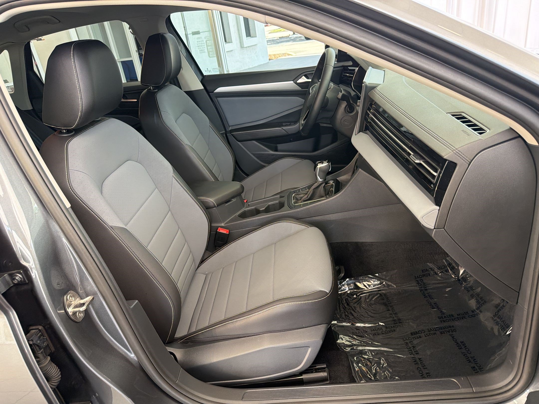 Used 2025 Volkswagen Jetta SE w/ Sunroof Package FWD image 23