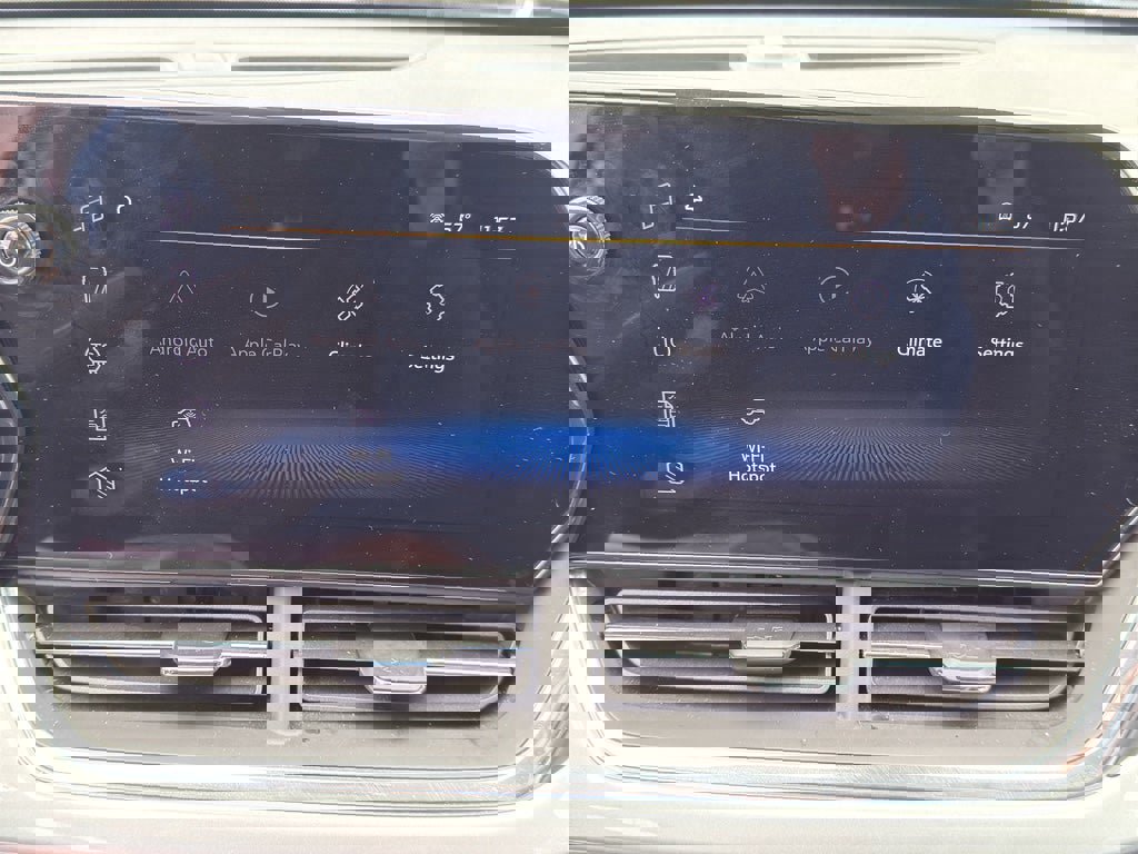 Used 2025 Chevrolet Trax LT w/ LT Convenience Package FWD image 18