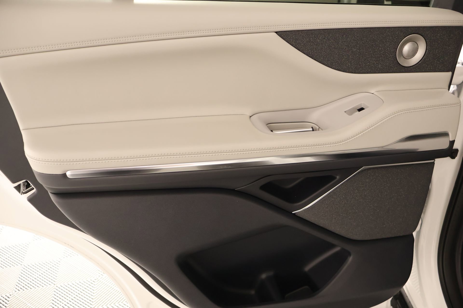 New 2026 Lincoln Navigator Reserve w/ Jet Appearance Package AWD/4WD image 19