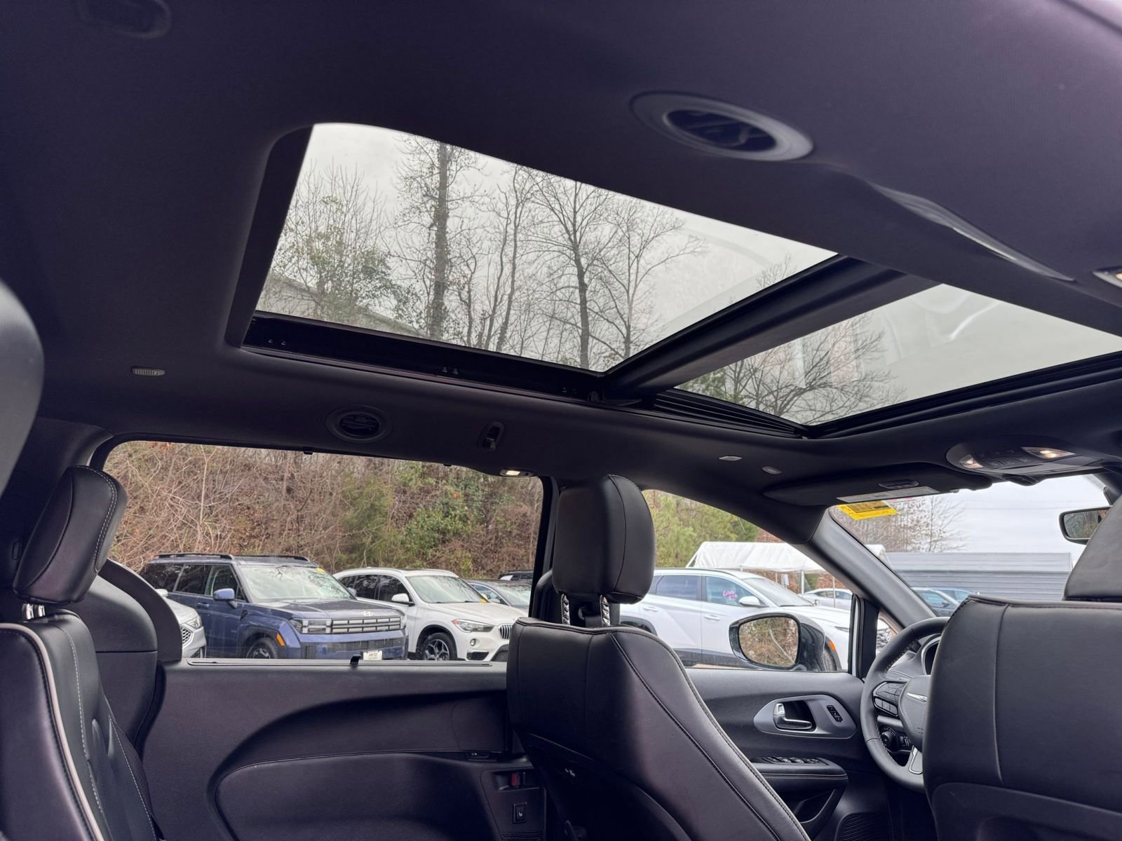 Used 2025 Chrysler Pacifica Limited image 25