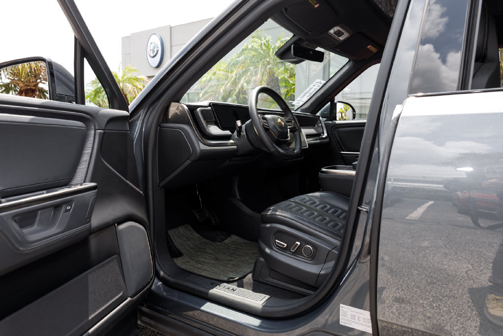 Used 2025 Rivian R1T Adventure Dual AWD/4WD image 11