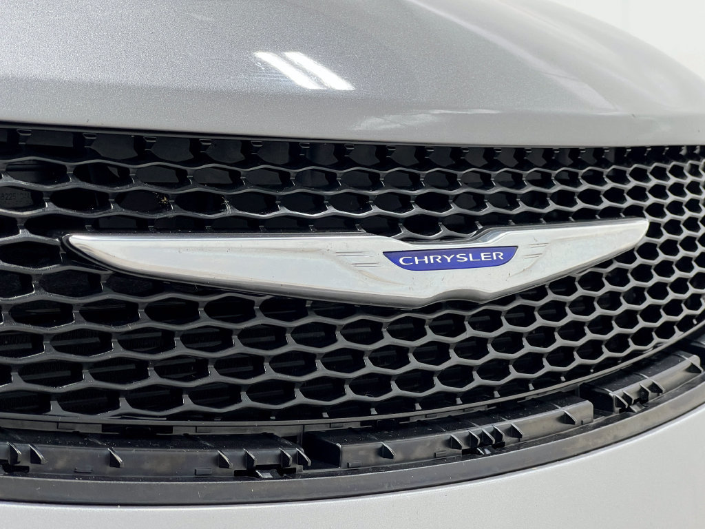 Used 2018 Chrysler Pacifica Touring-L FWD image 40