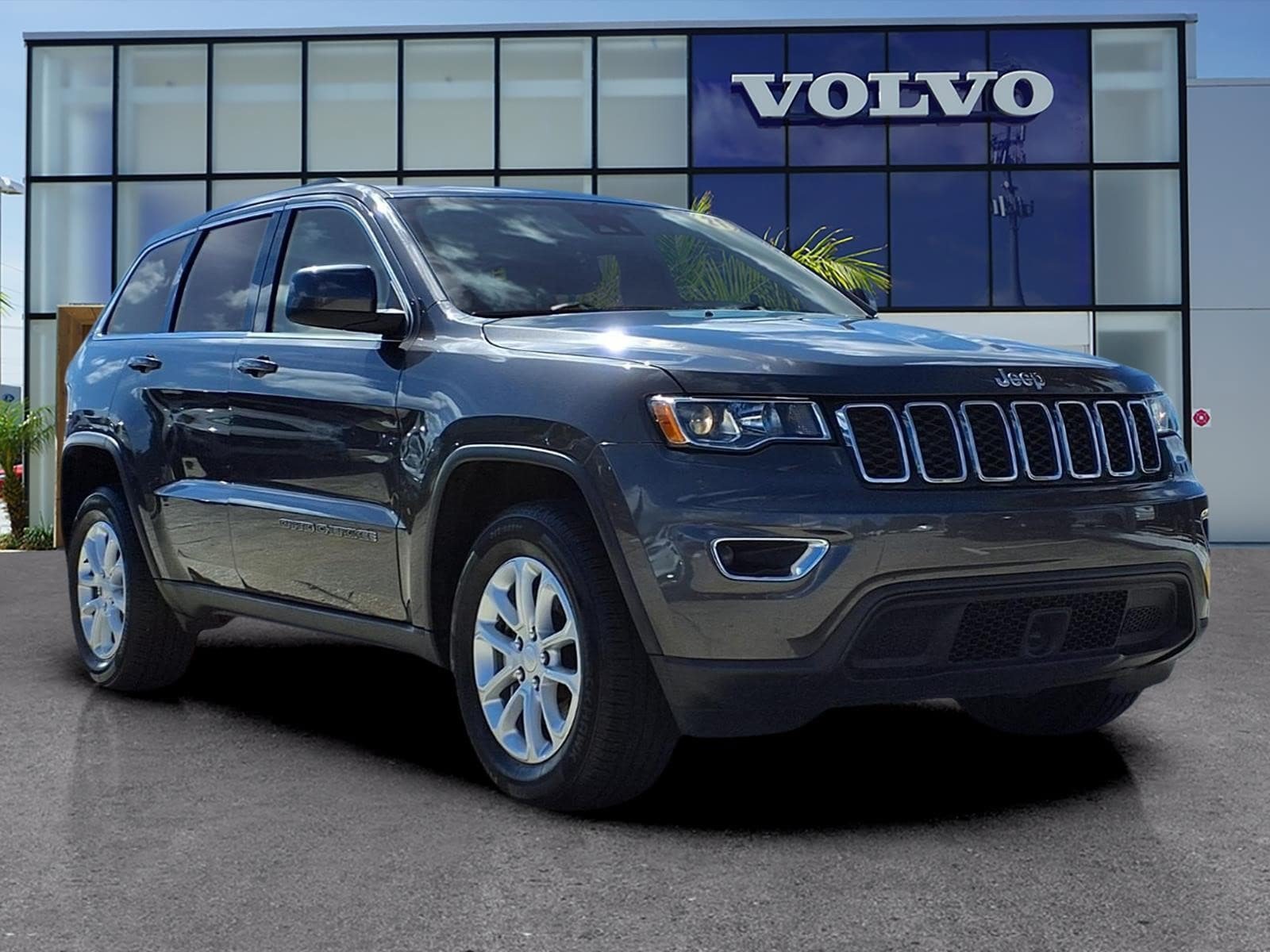 Used 2021 Jeep Grand Cherokee Laredo AWD/4WD image 1