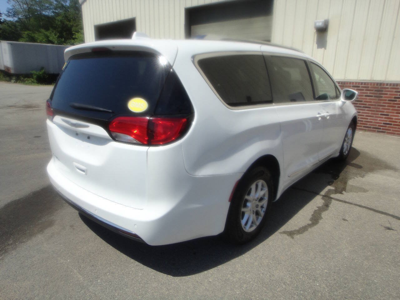 Used 2020 Chrysler Pacifica Touring-L FWD image 4