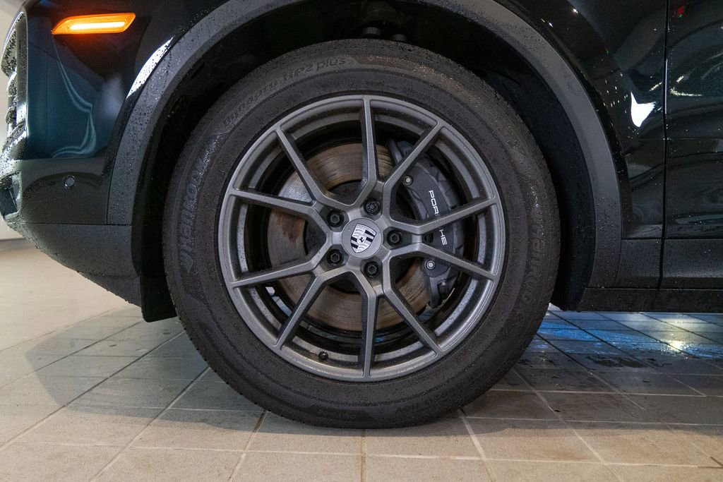 Certified 2025 Porsche Cayenne Coupe image 11