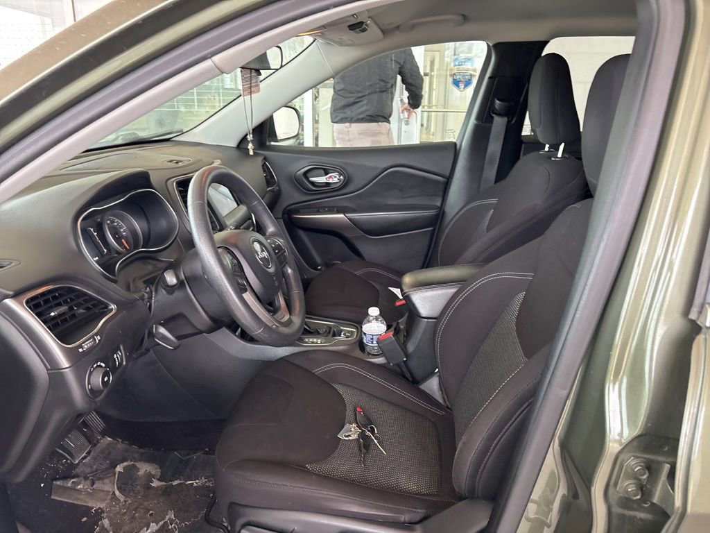 Used 2019 Jeep Cherokee Latitude w/ Popular Appearance Group image 4