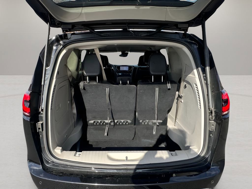 Used 2024 Chrysler Pacifica Select image 24